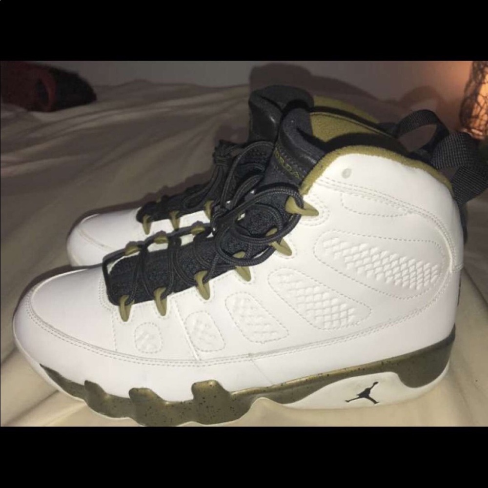 Jordan 9 Retro Statue